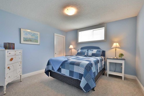 397 S 250 W, Raymond, AB - Indoor Photo Showing Bedroom