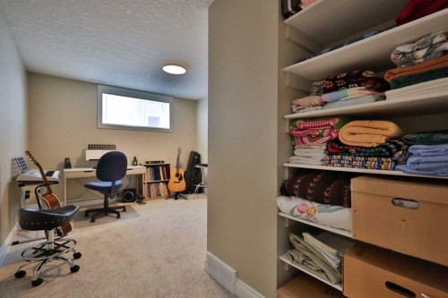 397 S 250 W, Raymond, AB - Indoor Photo Showing Office