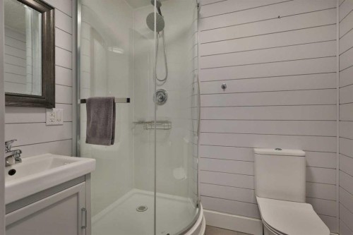 397 S 250 W, Raymond, AB - Indoor Photo Showing Bathroom