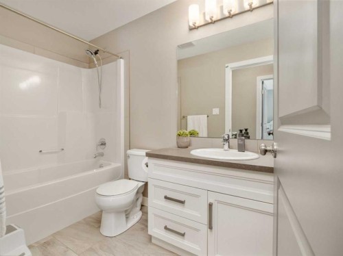 413 Devonia Way West, Lethbridge, AB - Indoor Photo Showing Bathroom