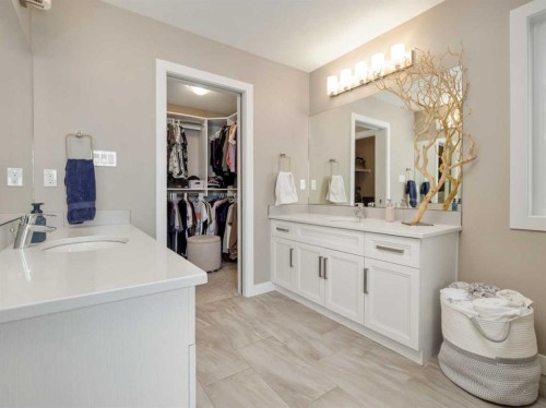 413 Devonia Way West, Lethbridge, AB - Indoor Photo Showing Bathroom