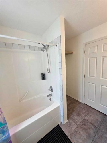4 St James Boulevard North, Lethbridge, AB - Indoor Photo Showing Bathroom