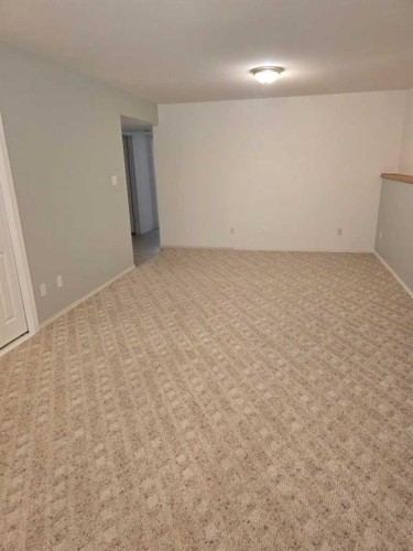 4 St James Boulevard North, Lethbridge, AB - Indoor Photo Showing Other Room