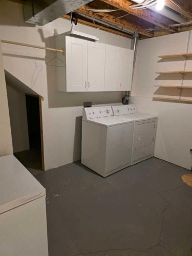 4 St James Boulevard North, Lethbridge, AB - Indoor Photo Showing Laundry Room