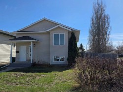 4 St James Boulevard NORTHLethbridge, AB T1H 6M5