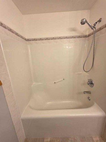 4 St James Boulevard North, Lethbridge, AB - Indoor Photo Showing Bathroom