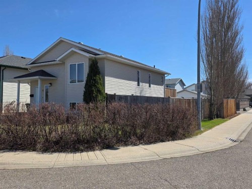 4 St James Boulevard North, Lethbridge, AB - Outdoor
