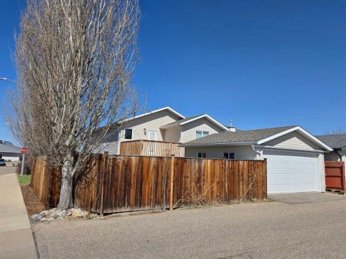4 St James Boulevard North, Lethbridge, AB - Outdoor
