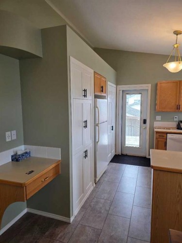 4 St James Boulevard North, Lethbridge, AB - Indoor