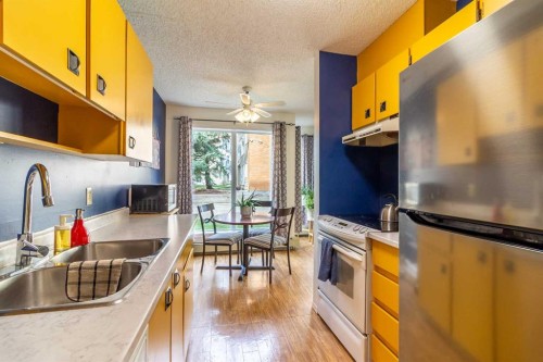 110-65 Temple Blvd W, Lethbridge, AB - Indoor Photo Showing Kitchen With Double Sink