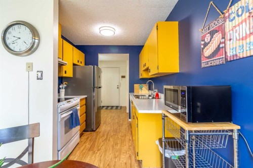 110-65 Temple Blvd W, Lethbridge, AB - Indoor Photo Showing Kitchen