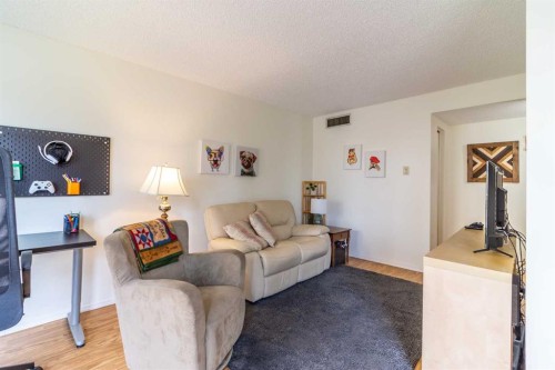 110-65 Temple Blvd W, Lethbridge, AB - Indoor Photo Showing Living Room