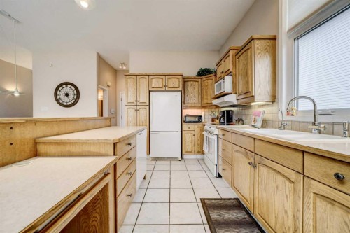 50 Sarcee Place West, Lethbridge, AB - Indoor Photo Showing Kitchen