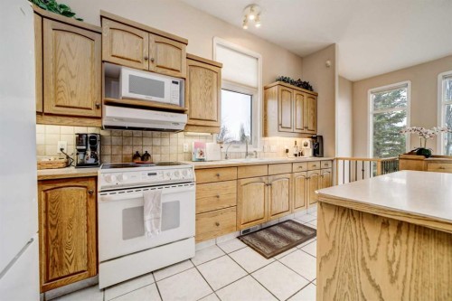 50 Sarcee Place West, Lethbridge, AB - Indoor Photo Showing Kitchen