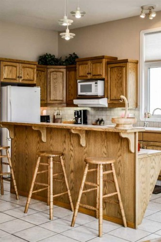 50 Sarcee Place West, Lethbridge, AB - Indoor Photo Showing Kitchen