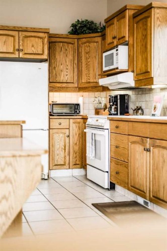 50 Sarcee Place West, Lethbridge, AB - Indoor Photo Showing Kitchen