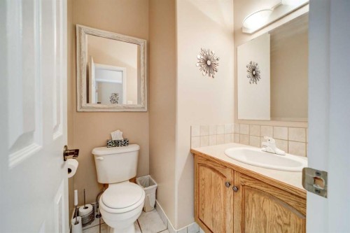 50 Sarcee Place West, Lethbridge, AB - Indoor Photo Showing Bathroom