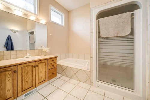 50 Sarcee Place West, Lethbridge, AB - Indoor Photo Showing Bathroom