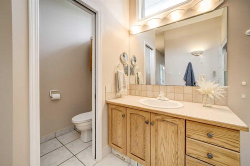 50 Sarcee Place West, Lethbridge, AB - Indoor Photo Showing Bathroom