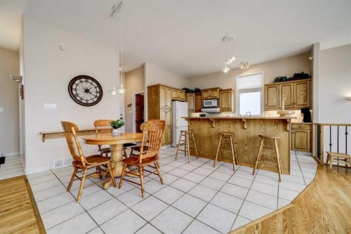 50 Sarcee Place West, Lethbridge, AB - Indoor Photo Showing Dining Room