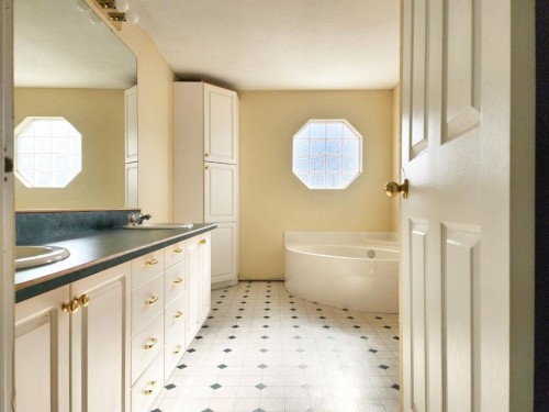 234 49 Ave E, Claresholm, AB - Indoor Photo Showing Bathroom