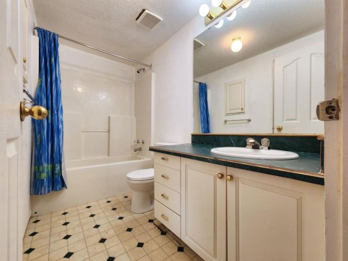 234 49 Ave E, Claresholm, AB - Indoor Photo Showing Bathroom
