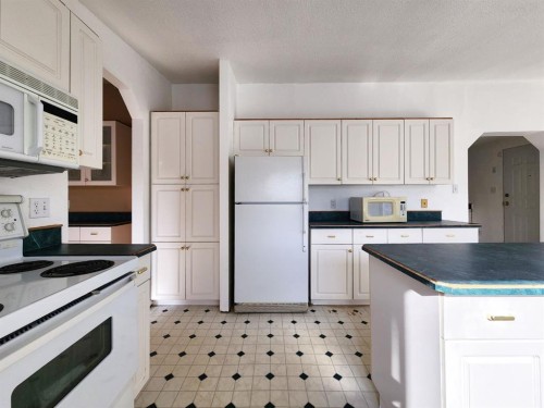 234 49 Ave E, Claresholm, AB - Indoor Photo Showing Kitchen