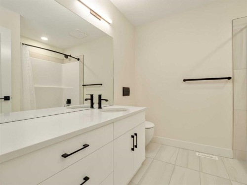 1036 Coalbrook Gate West, Lethbridge, AB - Indoor Photo Showing Bathroom