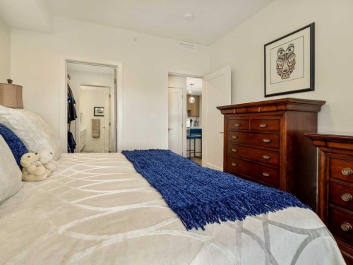 333-102 Scenic Drive North, Lethbridge, AB - Indoor Photo Showing Bedroom