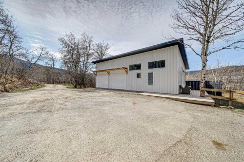 5 Villa Vega Acres, Lundbreck, AB 