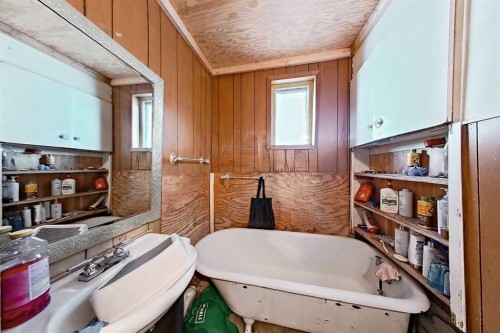 162 2 Avenue West, Cardston, AB - Indoor Photo Showing Bathroom