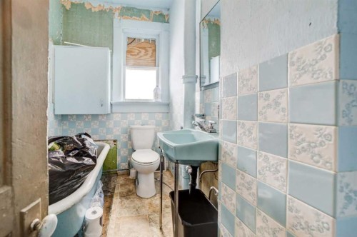 162 2 Avenue West, Cardston, AB - Indoor Photo Showing Bathroom
