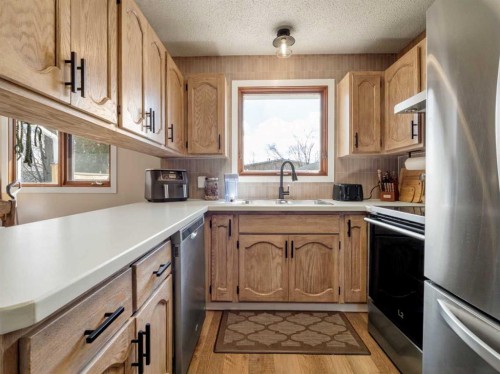 162 Purdue Court West, Lethbridge, AB - Indoor Photo Showing Kitchen