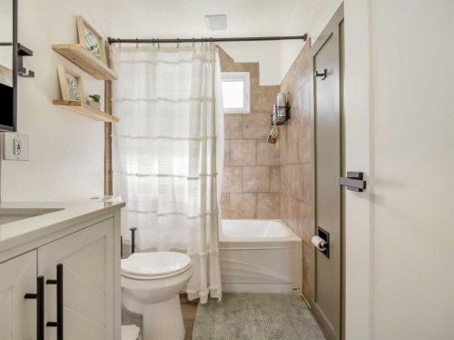 162 Purdue Court West, Lethbridge, AB - Indoor Photo Showing Bathroom