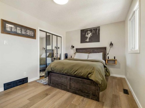 162 Purdue Court West, Lethbridge, AB - Indoor Photo Showing Bedroom