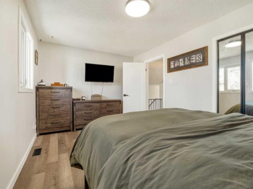 162 Purdue Court West, Lethbridge, AB - Indoor Photo Showing Bedroom