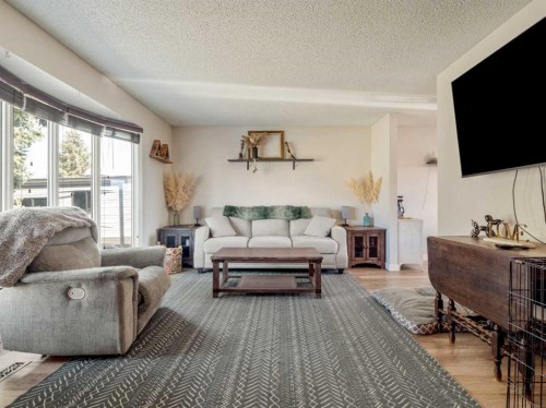 162 Purdue Court West, Lethbridge, AB - Indoor Photo Showing Living Room