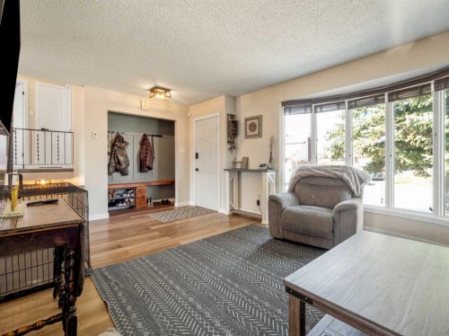 162 Purdue Court West, Lethbridge, AB - Indoor Photo Showing Living Room