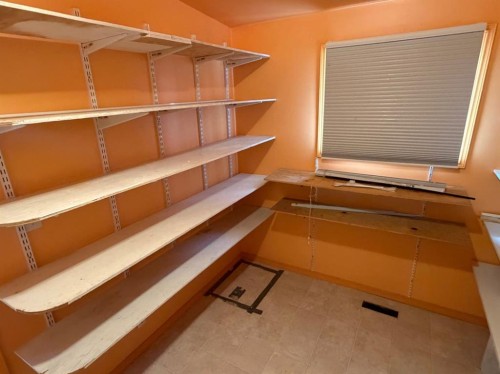 24E 3 Avenue South, Hill Spring, AB - Indoor