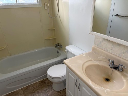 24E 3 Avenue South, Hill Spring, AB - Indoor Photo Showing Bathroom