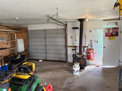 24E 3 Avenue South, Hill Spring, AB - Indoor Photo Showing Garage