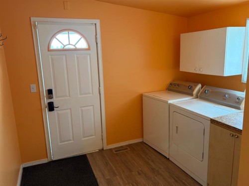 24E 3 Avenue South, Hill Spring, AB - Indoor Photo Showing Laundry Room