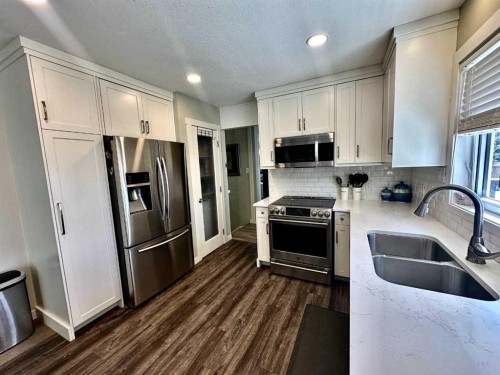 94050 Range Rd 214A, Rural Lethbridge County, AB - Indoor Photo Showing Kitchen With Double Sink With Upgraded Kitchen