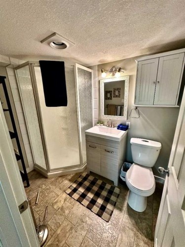 94050 Range Rd 214A, Rural Lethbridge County, AB - Indoor Photo Showing Bathroom