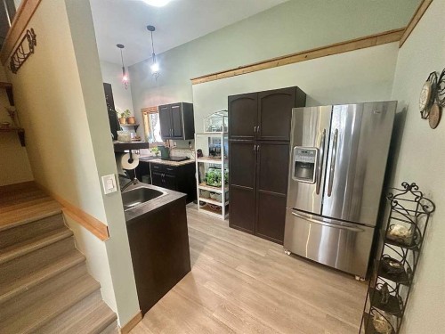 94050 Range Rd 214A, Rural Lethbridge County, AB - Indoor Photo Showing Kitchen