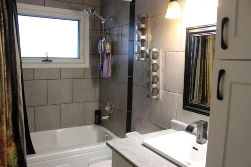 2811 13 Avenue South, Lethbridge, AB - Indoor Photo Showing Bathroom