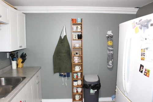 2811 13 Avenue South, Lethbridge, AB - Indoor Photo Showing Kitchen With Double Sink