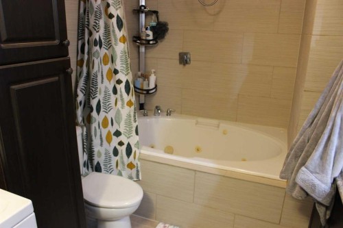 2811 13 Avenue South, Lethbridge, AB - Indoor Photo Showing Bathroom