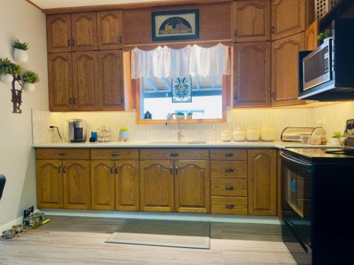 7710 24 Avenue, Coleman, AB - Indoor Photo Showing Kitchen