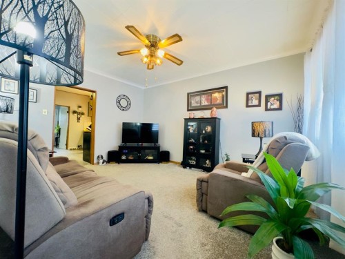 7710 24 Avenue, Coleman, AB - Indoor Photo Showing Living Room